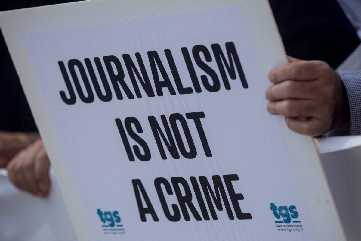 Cartaz erguido durante protesto do Sindicato de Jornalistas turcos no Dia Mundial da Liberdade de Imprensa em 3 de maio de 2017 em Istambul, Turquia. Na ocasião,  o secretário-geral da ONU, Antonio Guterres, disse que “os jornalistas vão aos lugares mais perigosos. Os profissionais da mídia sofrem assassinato de caráter, agressão sexual, ferimentos e até mesmo morte, e precisamos de líderes para defender uma mídia livre.” [ Chris McGrath/Getty Images]