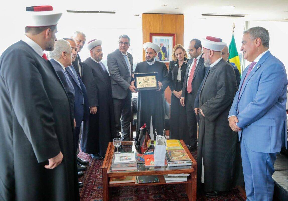 Representantes islâmicos, acompanhados da embaixadora do Líbano no Brasil, Carla Jazzar, se reúnem com o ministro de Relações Institucionais, Alexandre Padilha, no Palácio do Planalto, em Brasília, em 15 de maio de 2024 [Mesquita Brasil/Reprodução]

