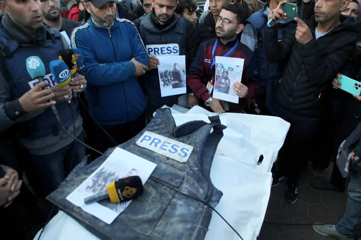Uniforme de imprensa de Cebr Abu Hedrus, jornalista da Al-Quds TV, morto por Israel no campo de refugiados de Nuseirat, perto de Deir al-Balah, durante seu funeral, em 30 de dezembro de 2024 [Ashraf Amra/Agência Anadolu]
