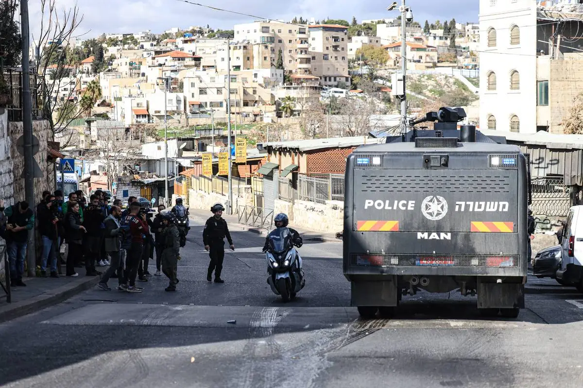 Policiais israelenses usam canhão de água contra fiéis palestinos na Mesquita de Al-Aqsa, em Jerusalém ocupada, em 5 de janeiro de 2024 [Saeed Qaq/Agência Anadolu]
