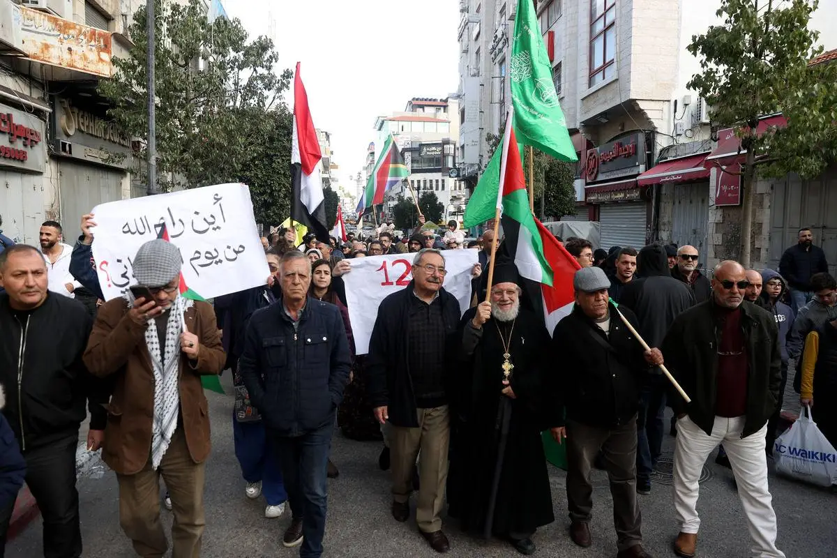 Palestinos, segurando bandeiras e faixas palestinas, se reúnem para realizar uma demonstração de solidariedade com os palestinos e protestar contra os ataques israelenses em Gaza em 09 de fevereiro de 2024 em Ramallah, Cisjordânia. [İssam Rimawi - Agência Anadolu]
