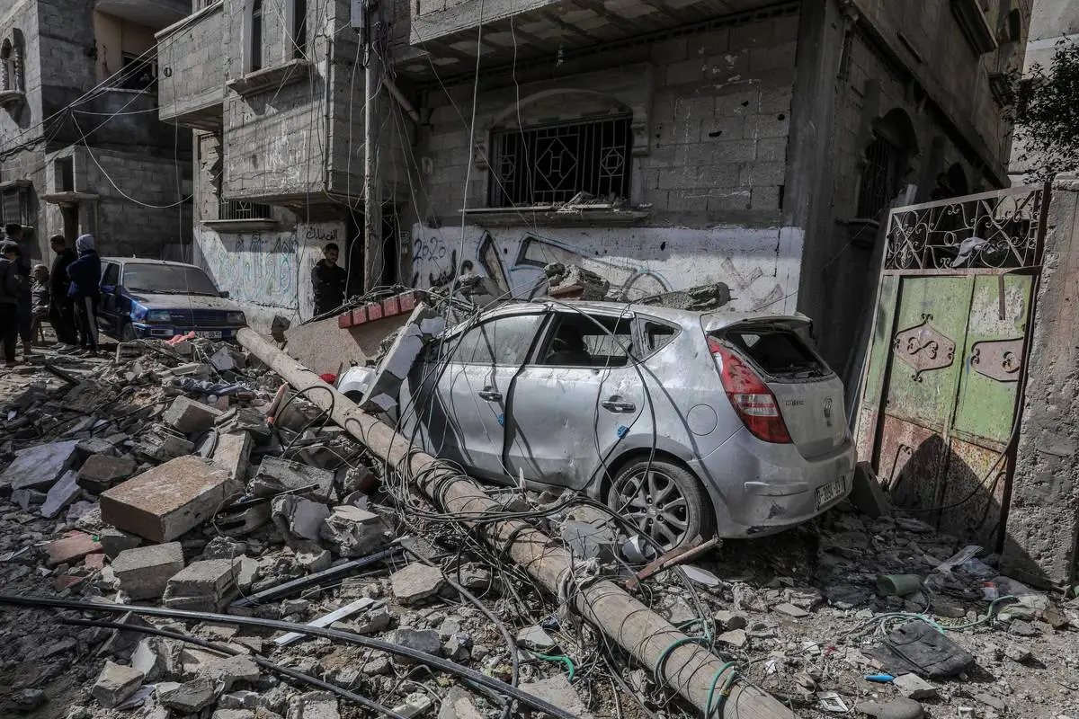 Destruição em Rafah, no extremo sul de Gaza, sob ataques de Israel, em 25 de março de 2024 [Abed Rahim Khatib/Agência Anadolu]
