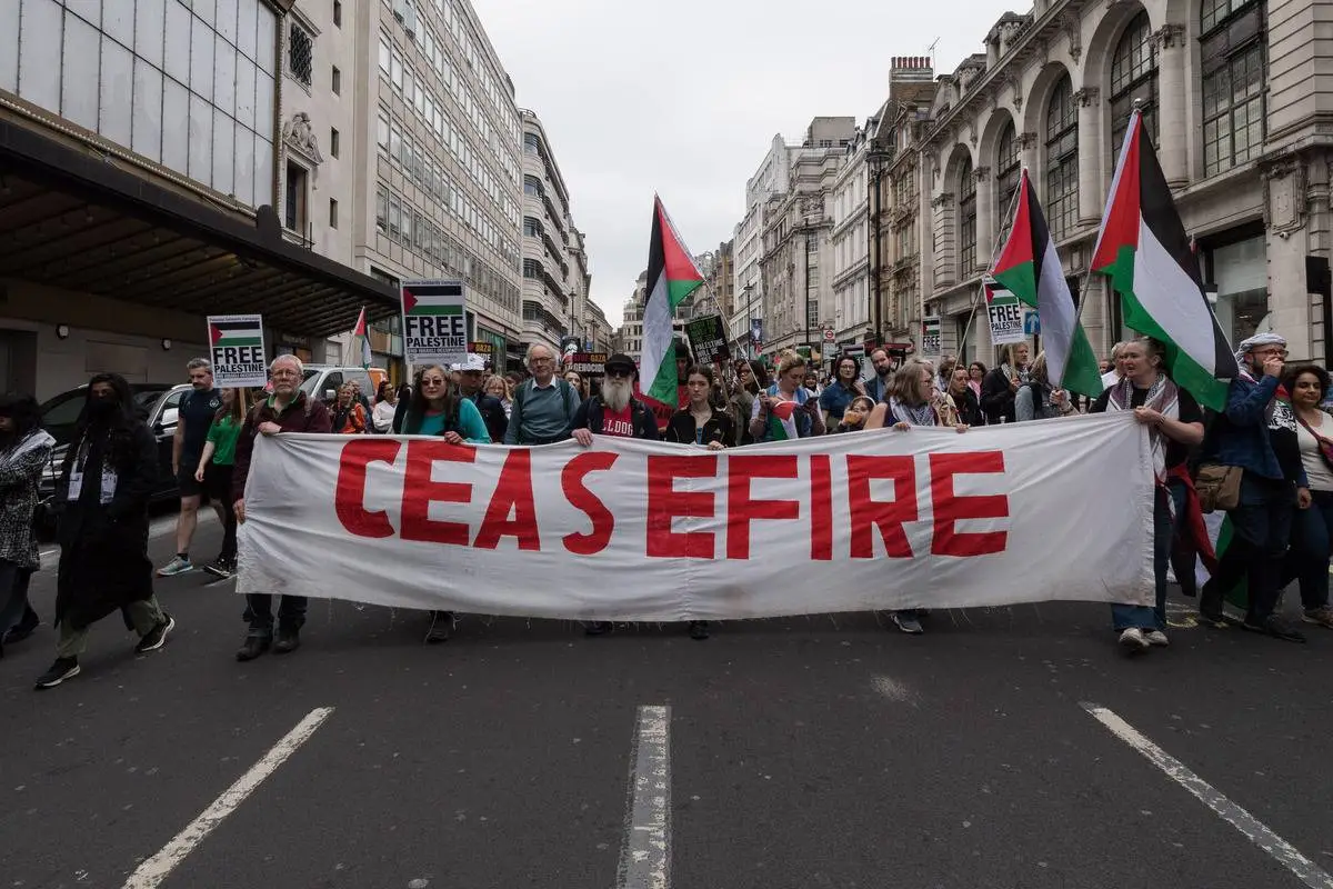 Protesto no centro de Londres pelo fim do genocídio em Gaza, no 76º aniversário da Nakba, ou catástrofe palestina, em 18 de maio de 2024 [Wiktor Szymanowicz/Agência Anadolu]
