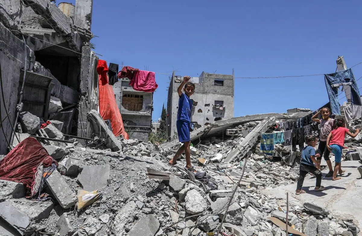 Palestinos que buscaram refúgio em Deir al-Balah depois que o exército israelense atacou barracas em Rafah, anteriormente declarada como uma "zona segura" por Israel, estão lutando para sobreviver entre os escombros de edifícios destruídos sob condições adversas em Deir Al Balah, Gaza, em 30 de maio de 2024. [Abed Rahim Khatib - Agência Anadolu]
