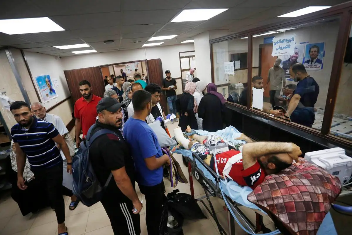 Palestinos feridos por ataques israelenses chegam ao Hospital dos Mártires de Al-Aqsa, em Deir al-Balah, na Faixa de Gaza, em 2 de junho de 2024 [Ashraf Amra/Agência Anadolu]

