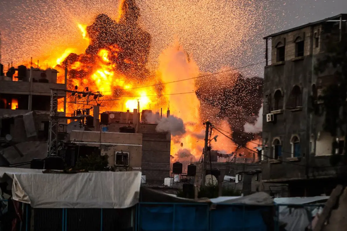 Fumaça e chamas sobem sobre um prédio destruído após os ataques israelenses ao campo de Al Bureij em Deir al-Balah, Gaza, em 3 de junho de 2024. [Ali Jadallah - Anadolu Agency]

