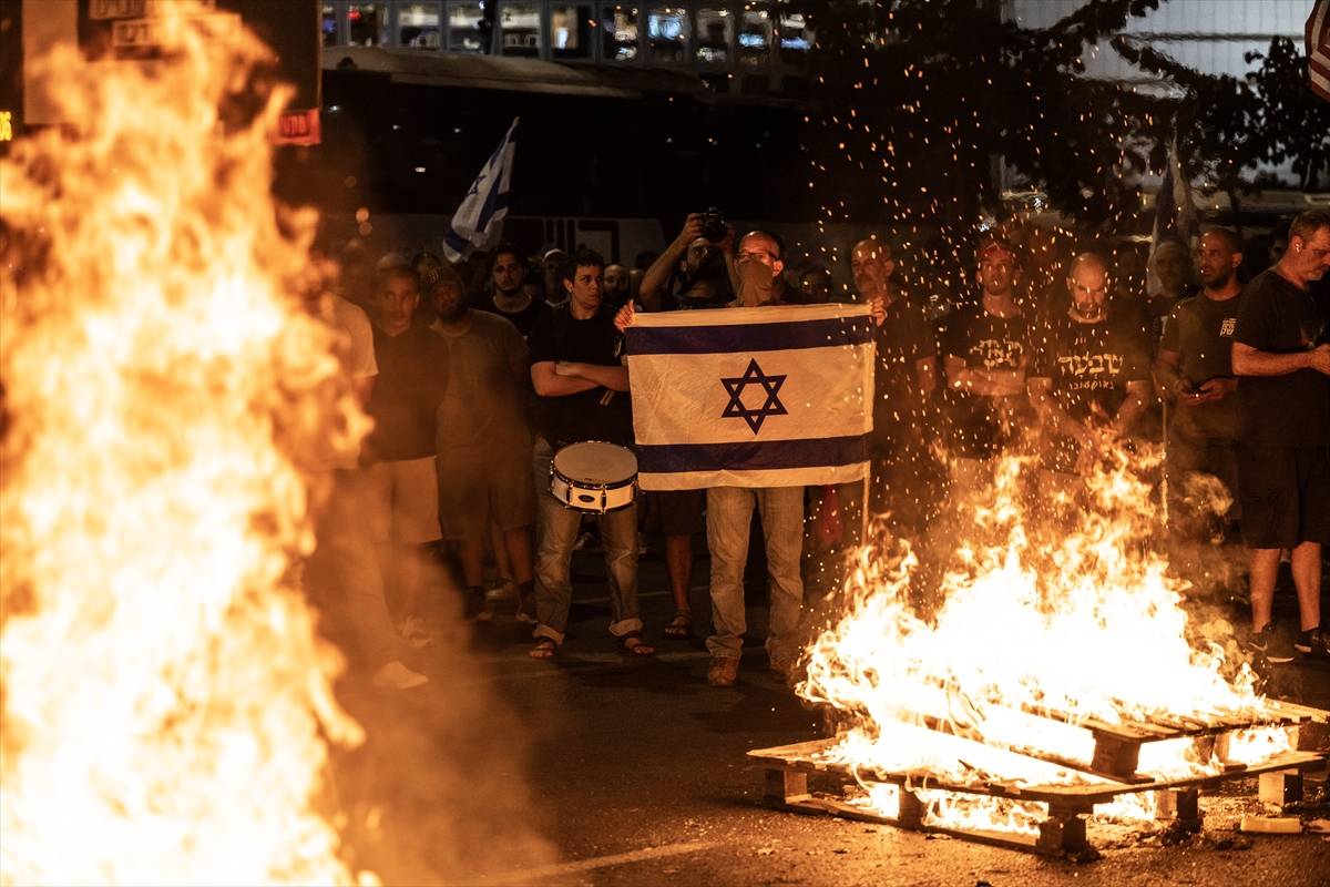Protesto em Tel Aviv pede renúncia do primeiro-ministro de Israel, Benjamin Netanyahu, em 3 de junho de 2024 [Mostafa Alkharouf/Agência Anadolu]
