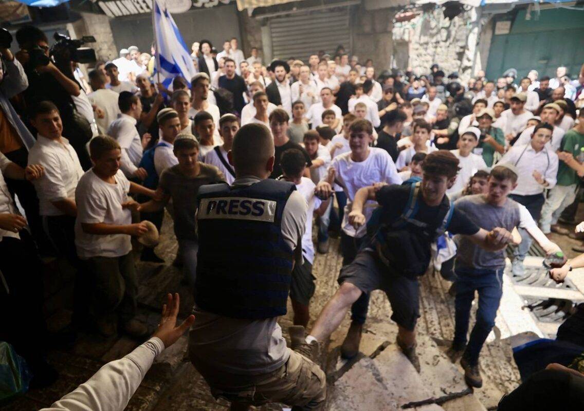 Colonos israelenses, incluindo adolescentes, tentam linchar jornalista palestino na Cidade Velha de Jerusalém ocupada, em 5 de junho de 2024 [Mostafa Alkharouf/Agência Anadolu]
