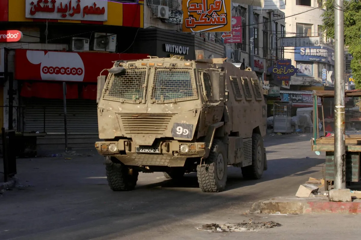 Veículos do exército israelense são vistos nas estradas durante uma incursão na Cisjordânia em 06 de junho de 2024 [Nedal Eshtayah/ Agência Anadolu]

