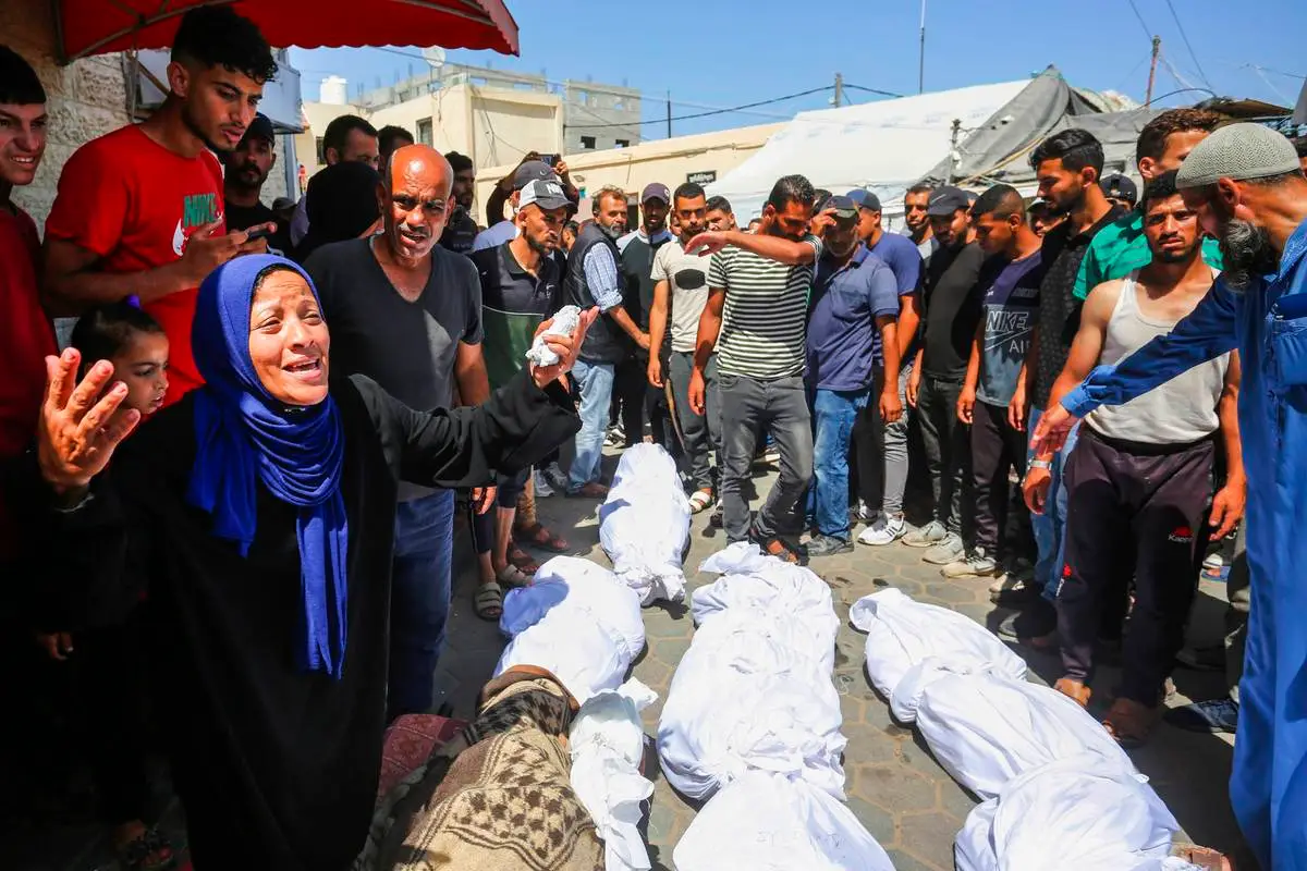 Os corpos dos palestinos mortos no ataque israelense são levados ao necrotério do Hospital dos Mártires de Al-Aqsa em Deir al-Balah, Gaza, em 8 de junho de 2024. [Ashraf Amra – Agência Anadolu]
