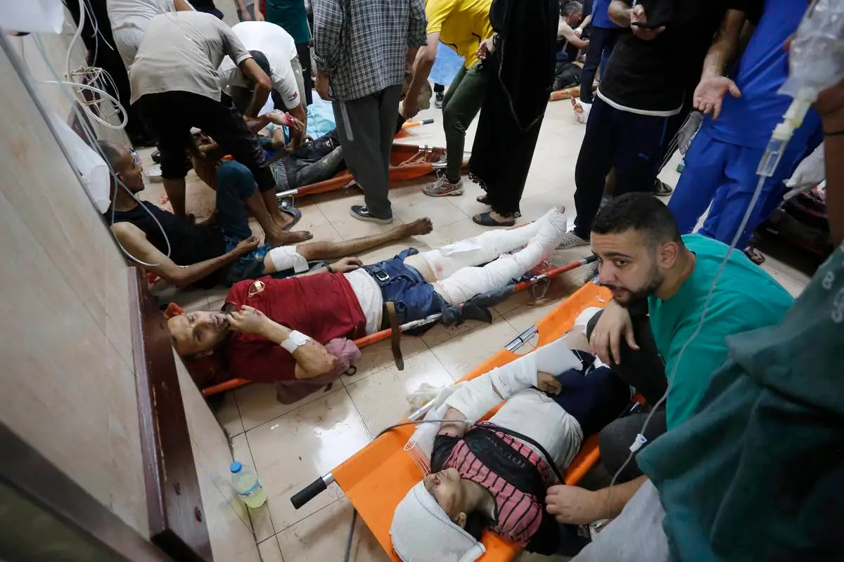 Palestinos feridos após ataques israelenses a campos de refugiados em Gaza, no Hospital dos Mártires de Al-Aqsa, em Deir al-Balah, 8 de junho de 2024 [Ashraf Amra/Agência Anadolu]
