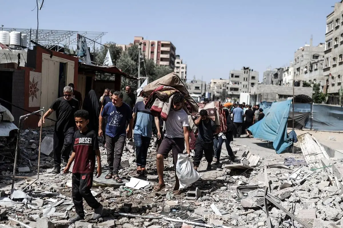 Palestinos deixam campo de refugiados de Nuseirat após bombardeios israelenses, no centro de Gaza, em 8 de junho de 2024 [Ali Jadallah/Agência Anadolu]
