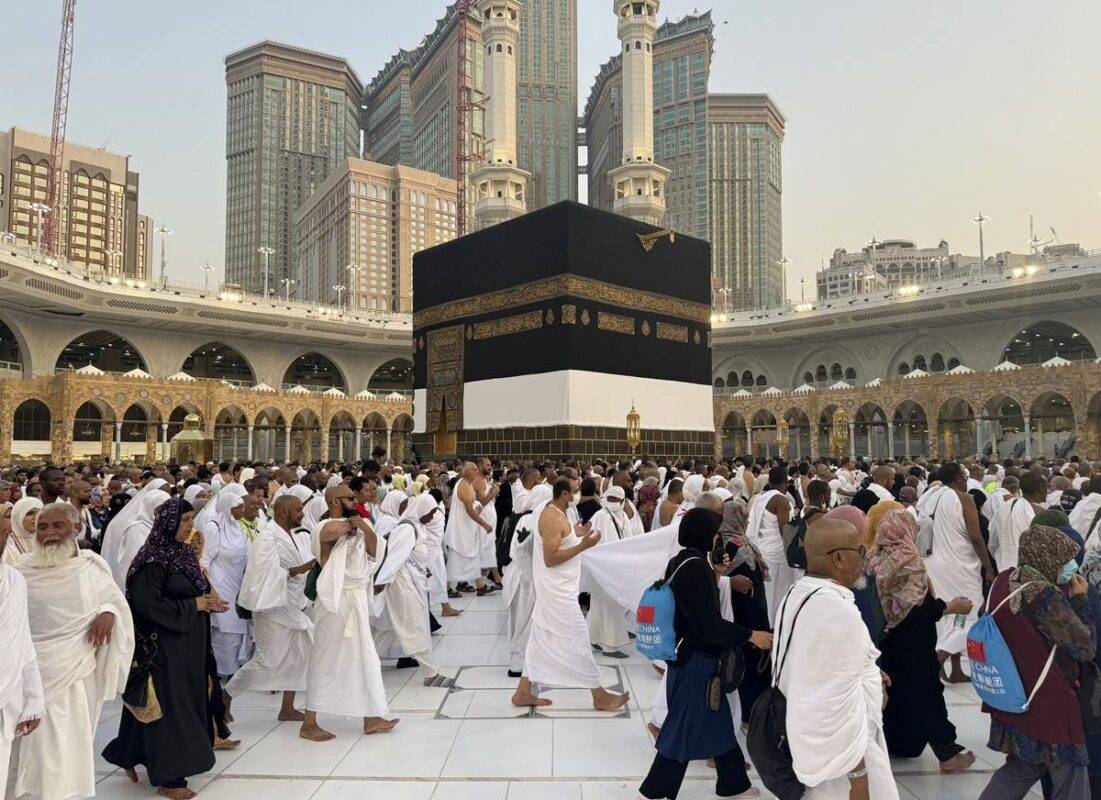 Muçulmanos de todo o mundo circundam a Caaba, em Meca, na Arábia Saudita, para a peregrinação do Hajj, em 7 de junho de 2024 [Lokman Akkaya/Agência Anadolu]
