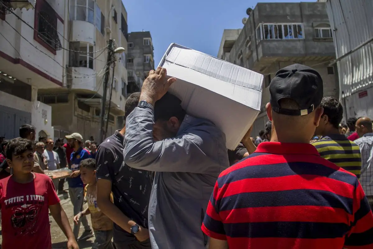 Palestinos fazem fila para receber ajuda da Cruz Vermelha, na Cidade de Gaza, em 11 de junho de 2024 [Mahmoud Zaki Salem Issa/Agência Anadolu]
