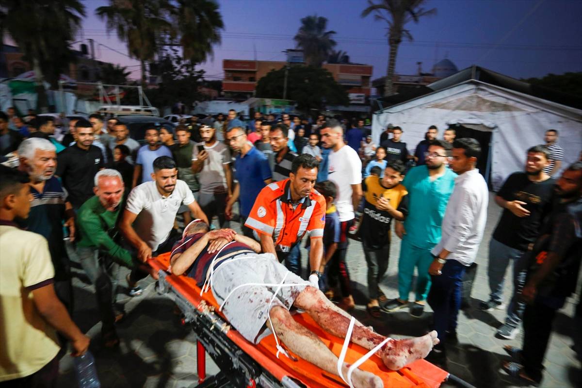 Palestinos feridos no campo de refugiados de Bureij, sob bombardeios israelenses, chegam no Hospital dos Mártires de Al-Aqsa, em Deir al-Balah, na Faixa de Gaza, em 12 de junho de 2024 [Ashraf Amra/Agência Anadolu]
