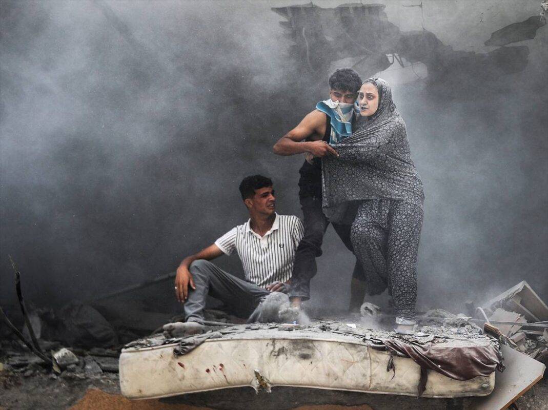 Palestinos realizam operações de busca e resgate após o ataque israelense à casa da família Abu Aisha em Deir al Balah, Gaza. Na casa havia muitas mulheres e crianças. [Ali Jadallah/Agência Anadolu]