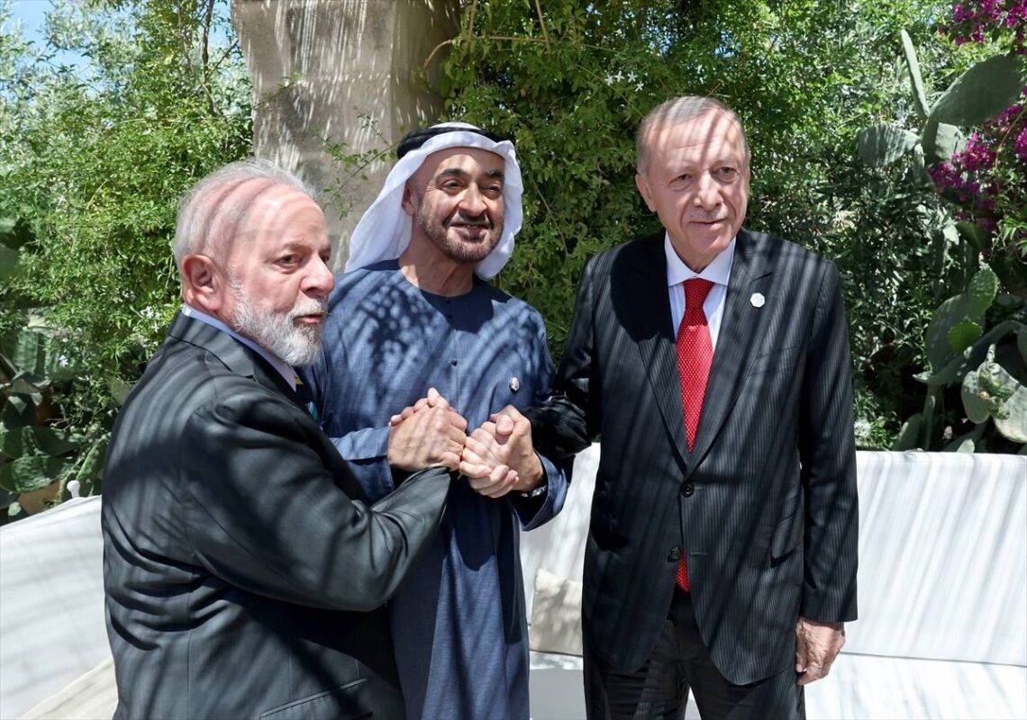Presidente do Brasil, Luiz Inácio Lula da Silva, conversa com seus homólogos da Turquia, Recep Tayyip Erdogan, e dos Emirados Árabes Unidos, Mohamed bin Zayed al-Nahyan, durante a cúpula do G7, em Apúlia, na Itália, em 14 de junho de 2024 [Presidência da Turquia/Murat Kamaci/Agência Anadolu]
