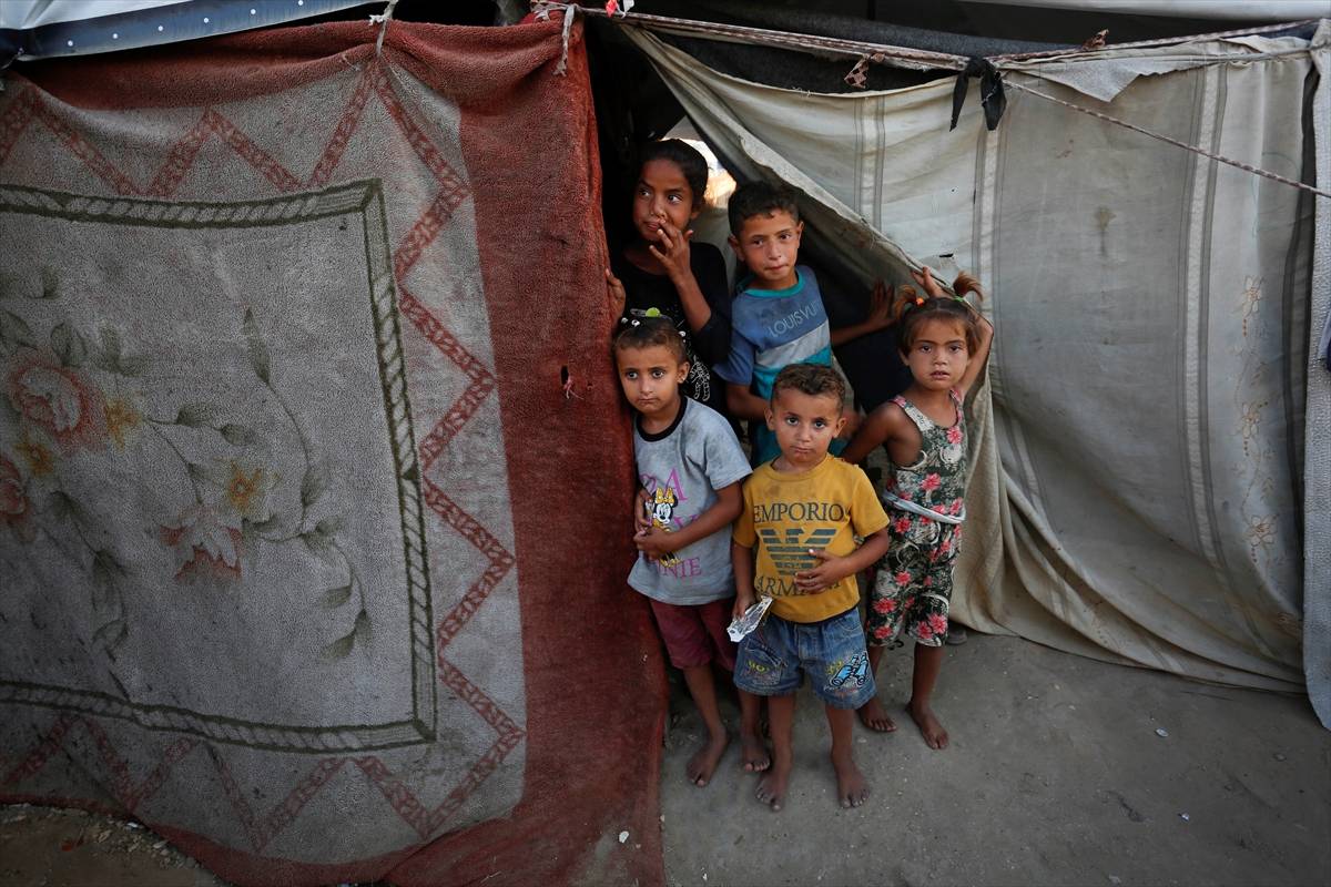 O número de palestinos que migram para Deir al-Balah, na parte central da cidade, aumenta dia a dia. Especialmente as crianças estão entre as pessoas mais afetadas pelas condições climáticas extremamente quentes. [Ashraf Amra/Agência Anadolu]