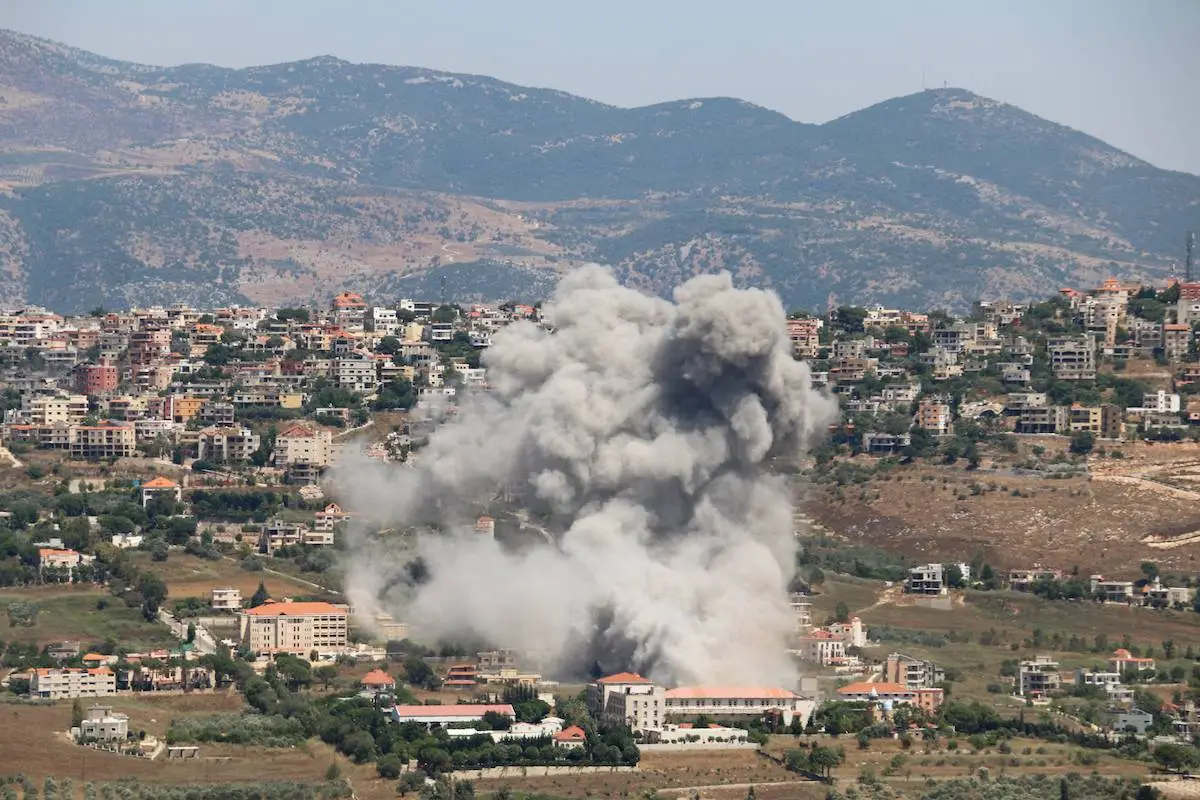 Bombardeios de Israel na aldeia de Khiam, no Líbano, em 25 de junho de 2024 [Ramiz Dallah/Agência Anadolu]
