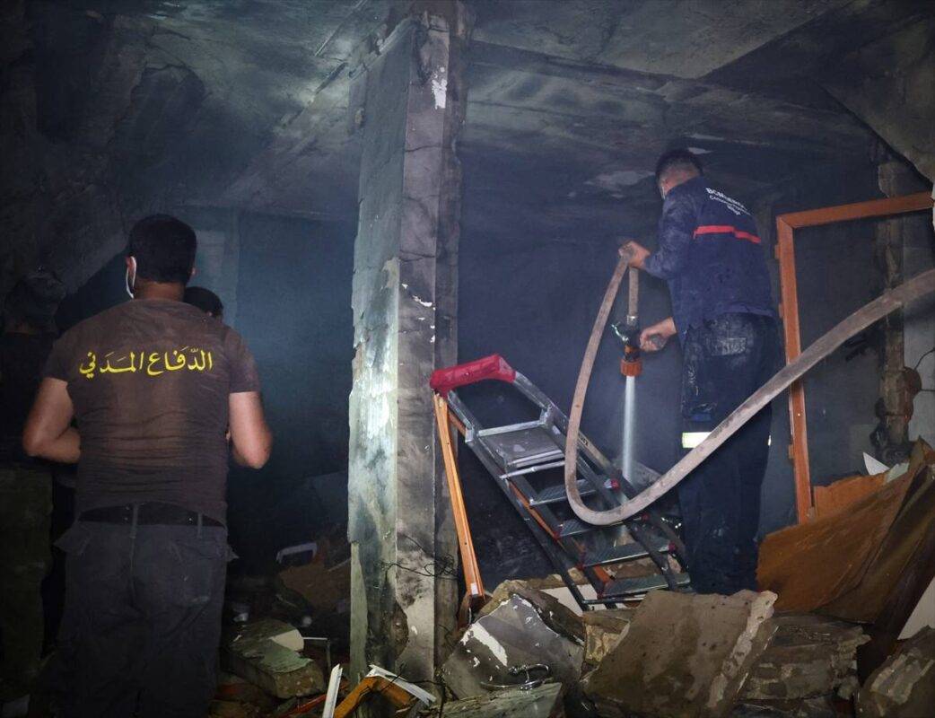 Profissionais da defesa civil contêm incêndio deflagrado por bombardeio israelense à região de Sheeba, no sul do Líbano, em 26 de junho de 2024 [Ramiz Dallah/Agência Anadolu]