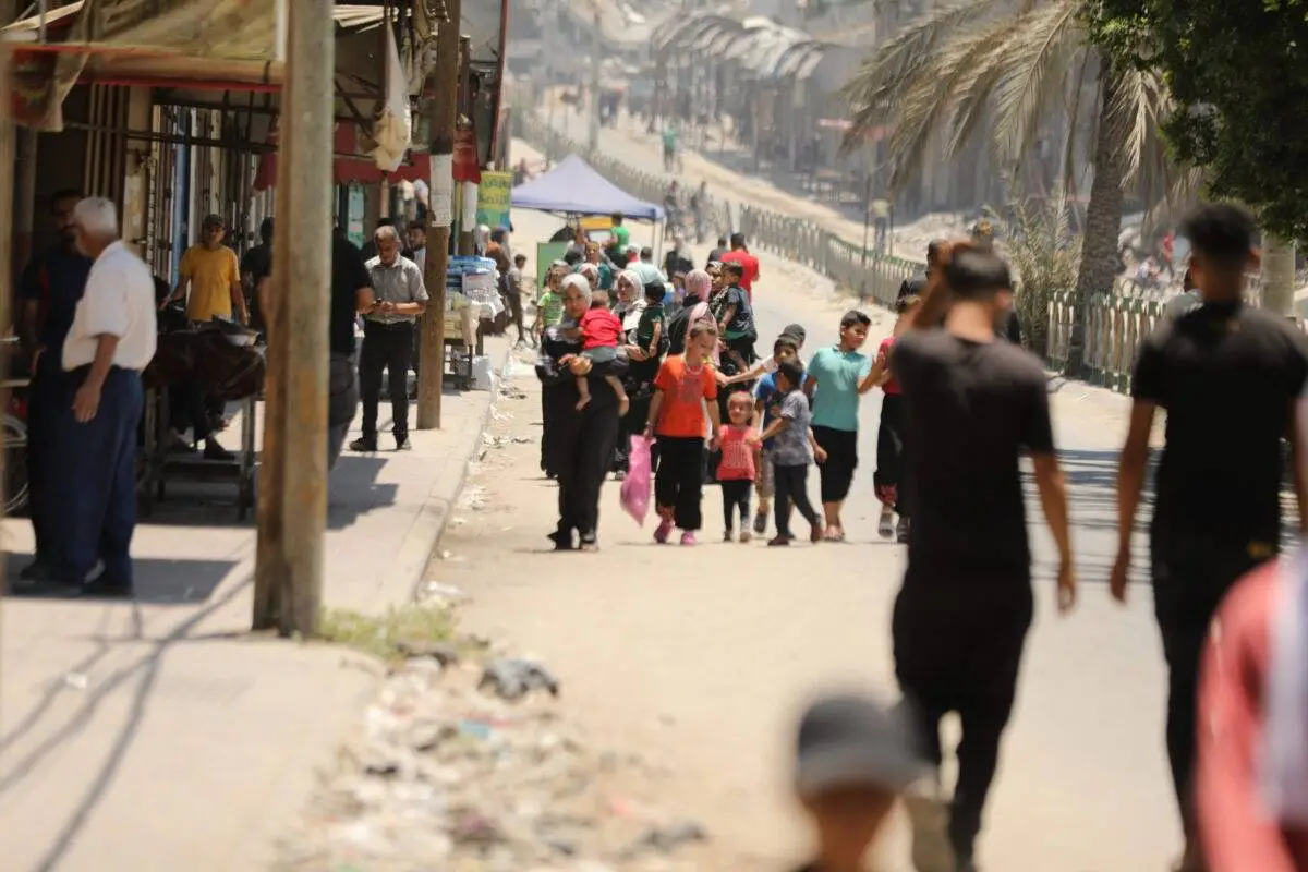 Palestinos fogem do distrito de Shujaya, na Cidade de Gaza, sob ataques israelenses, em 27 de junho de 2024 [Dawoud Abo Alkas/Anadolu Agency]
