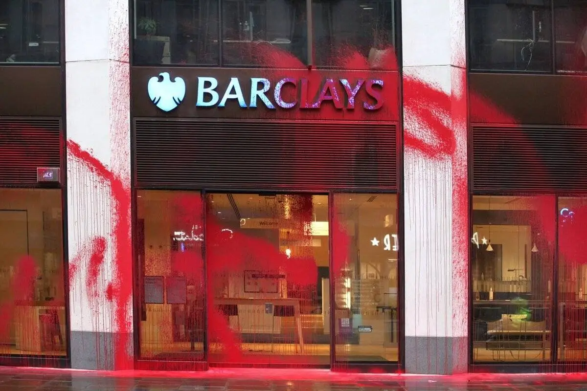 Ativistas de direitos humanos invadiram 15 agências do banco Barclays na Inglaterra e na Escócia. [twitter/x @Pal_action]
