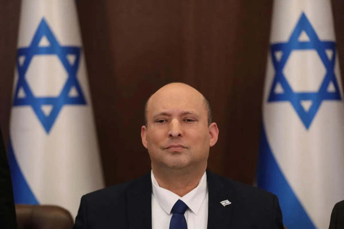 Ex-primeiro-ministro de Israel, Naftali Bennett, em Jerusalém ocupada, 15 de maio de 2022 [Abir Sultan/AFP/Getty Images]
