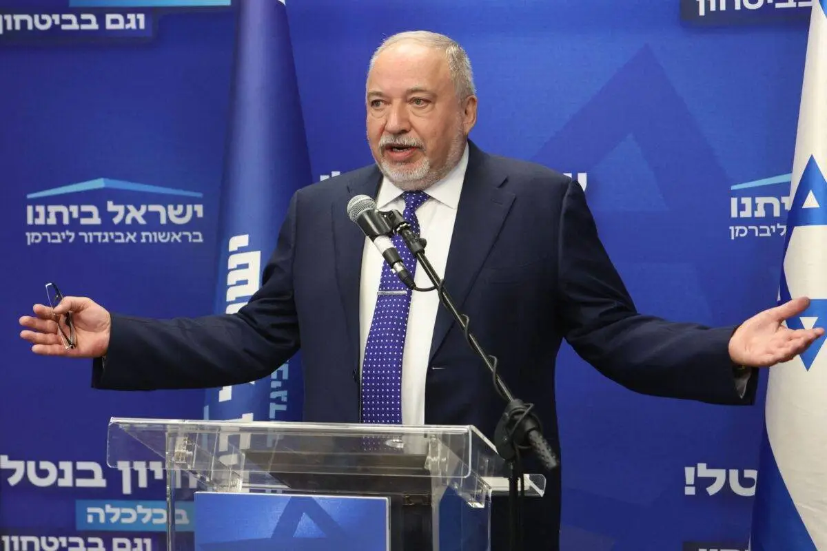 Ex-ministro das Finanças de Israel, Avigdor Lieberman, durante sessão no parlamento (Knesset), em Jerusalém ocupada, em 20 de março de 2023 [Gil Cohen/Magen/AFP]
