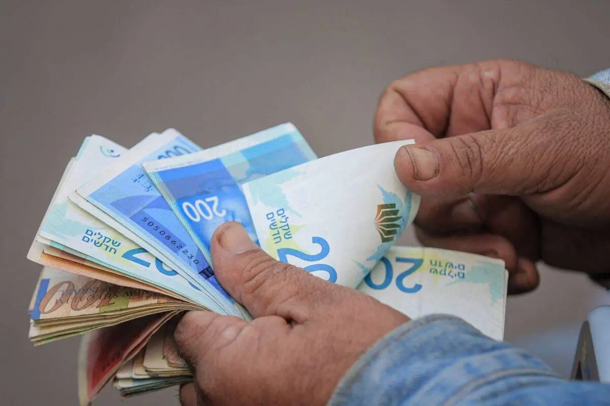 Notas de shekel, moeda israelense, em Khan Yunis, na Faixa de Gaza ocupada, 30 de novembro de 2023 [Ahmad Salem/Bloomberg via Getty Images]
