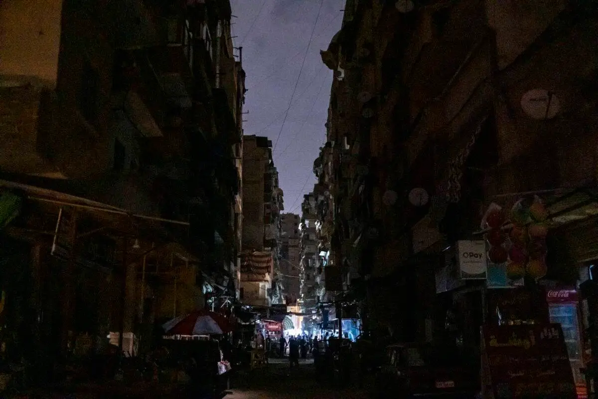 Ruas escuras do bairro de Fleming, na cidade de Alexandria, no Egito, em 25 de novembro de 2023 [Amir Makar/AFP via Getty Images]
