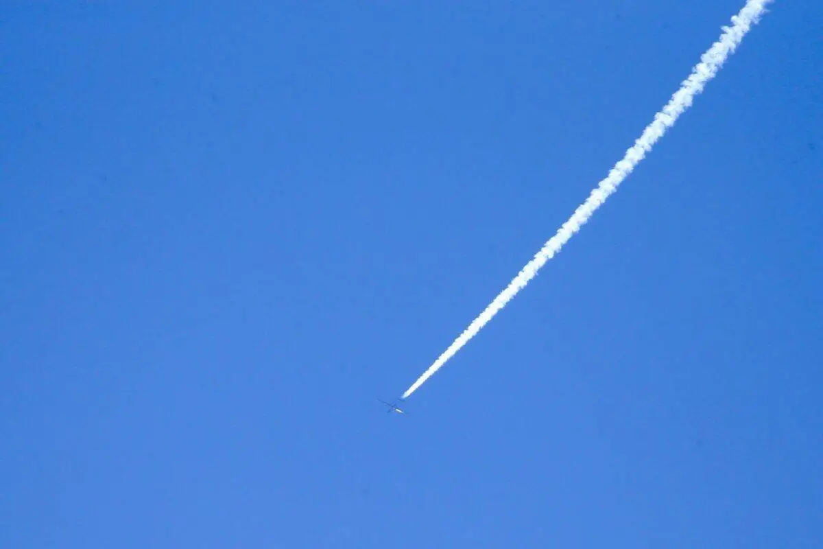 Uma foto mostra um drone israelense sobrevoando a área de Marjeyoun, perto da fronteira sul do Líbano com Israel, em 26 de fevereiro de 2024 [-/AFP via Getty Images]
