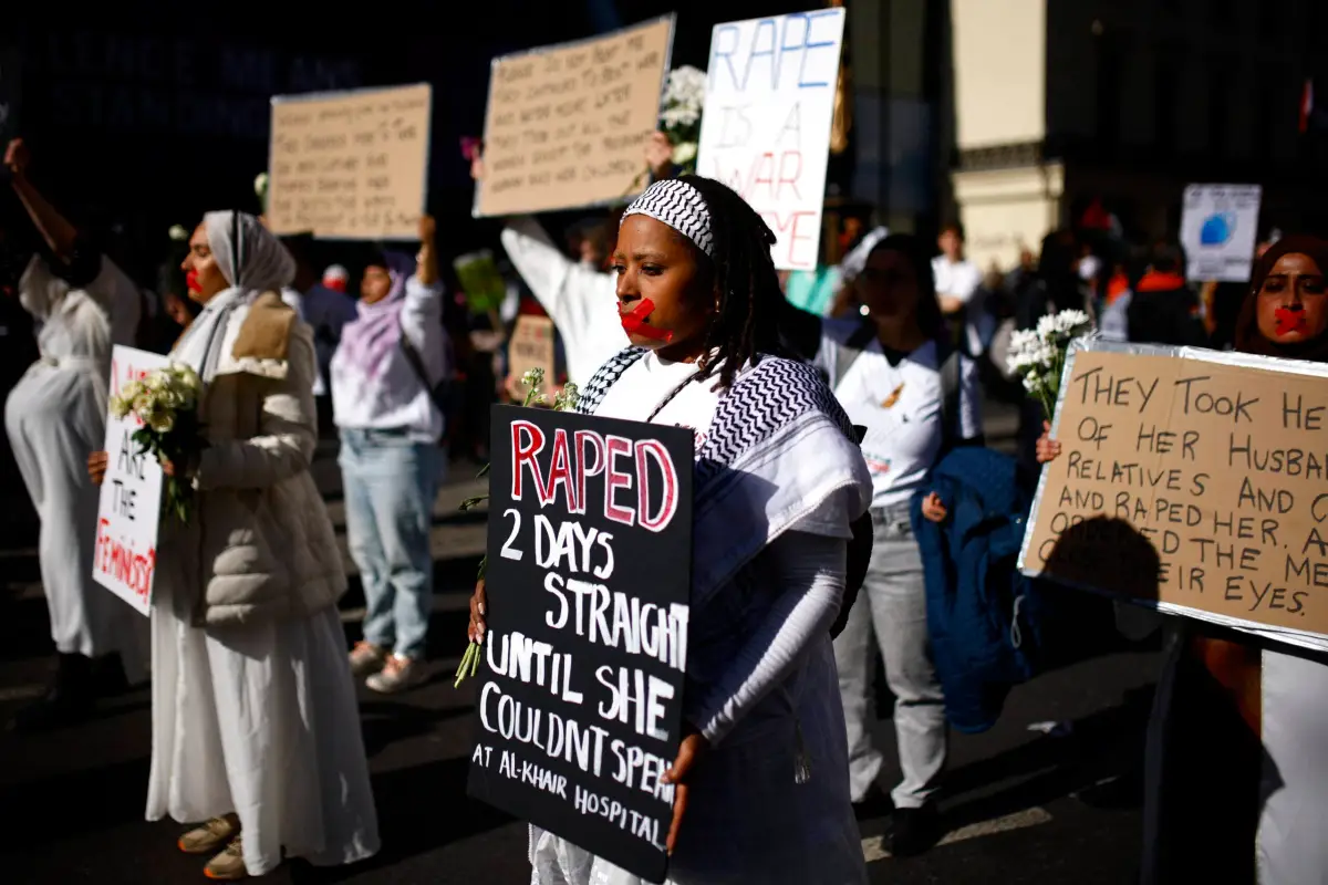 Protesto pró-Palestina denuncia estupro cometido por forças israelenses em Gaza, no centro de Londres, Reino Unido, em 30 de março de 2024 [Benjamin Cremel/AFP via Getty Images]
