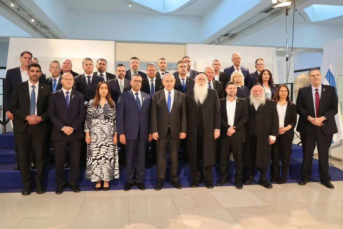 O primeiro-ministro israelense Benjamin Netanyahu (C) posa para uma fotografia de grupo com membros do seu gabinete antes de uma reunião de gabinete no Museu das Terras Bíblicas em Jerusalém a 5 de junho de 2024 [Gil Cohen-MagenI/POOL/AFP via Getty Images]
