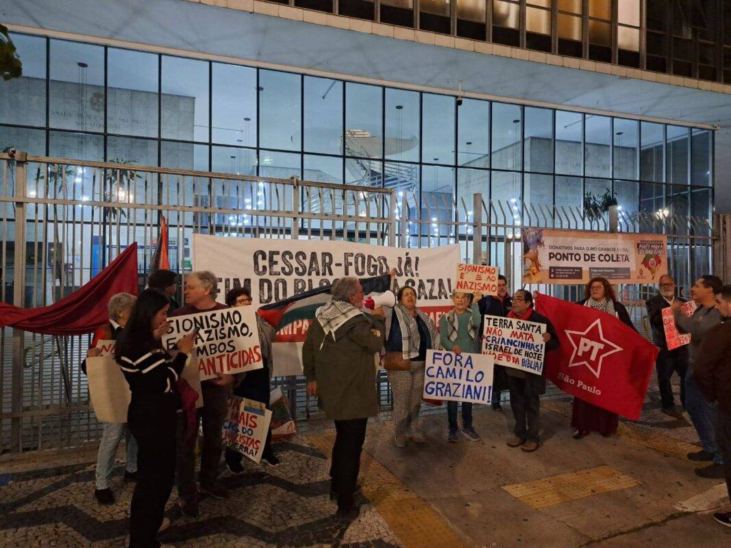 Manifestantes protestam em frente a Câmara Muncipal de São Paulo contra censura de seminário a respeito da Palestina [Frente Palestina SP] 