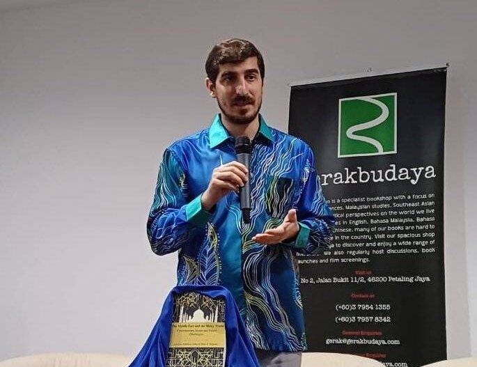 Muslin no lançamento do livro "Oriente Médio e o mundo malaio contemporaneo". em 13 de novembro de 2023
