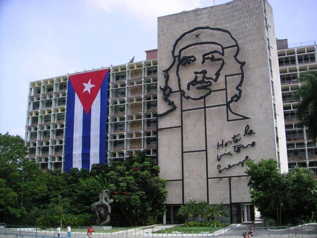 Silhueta de Che Guevara no Ministério do Interior de Cuba, na capital Havana, em 29 de agosto de 2023 [Mark Scott Johnson/Wikimedia/Creative Commons 2.0]
