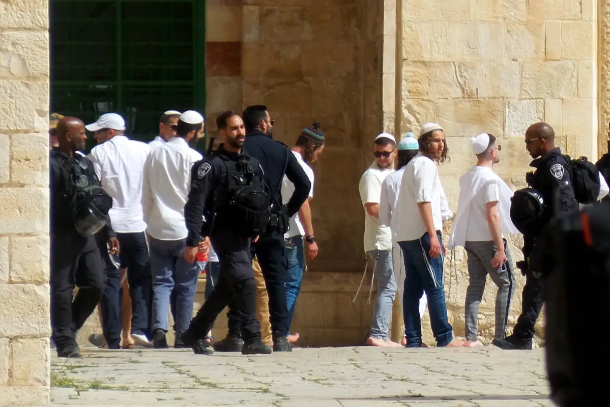 Colonos extremistas judeus invadem a Mesquita de Al-Aqsa em Jerusalém ocupada, sob escolta militar israelense, em 24 de abril de 2024 [Mohammad Hamad/Agência Anadolu]

