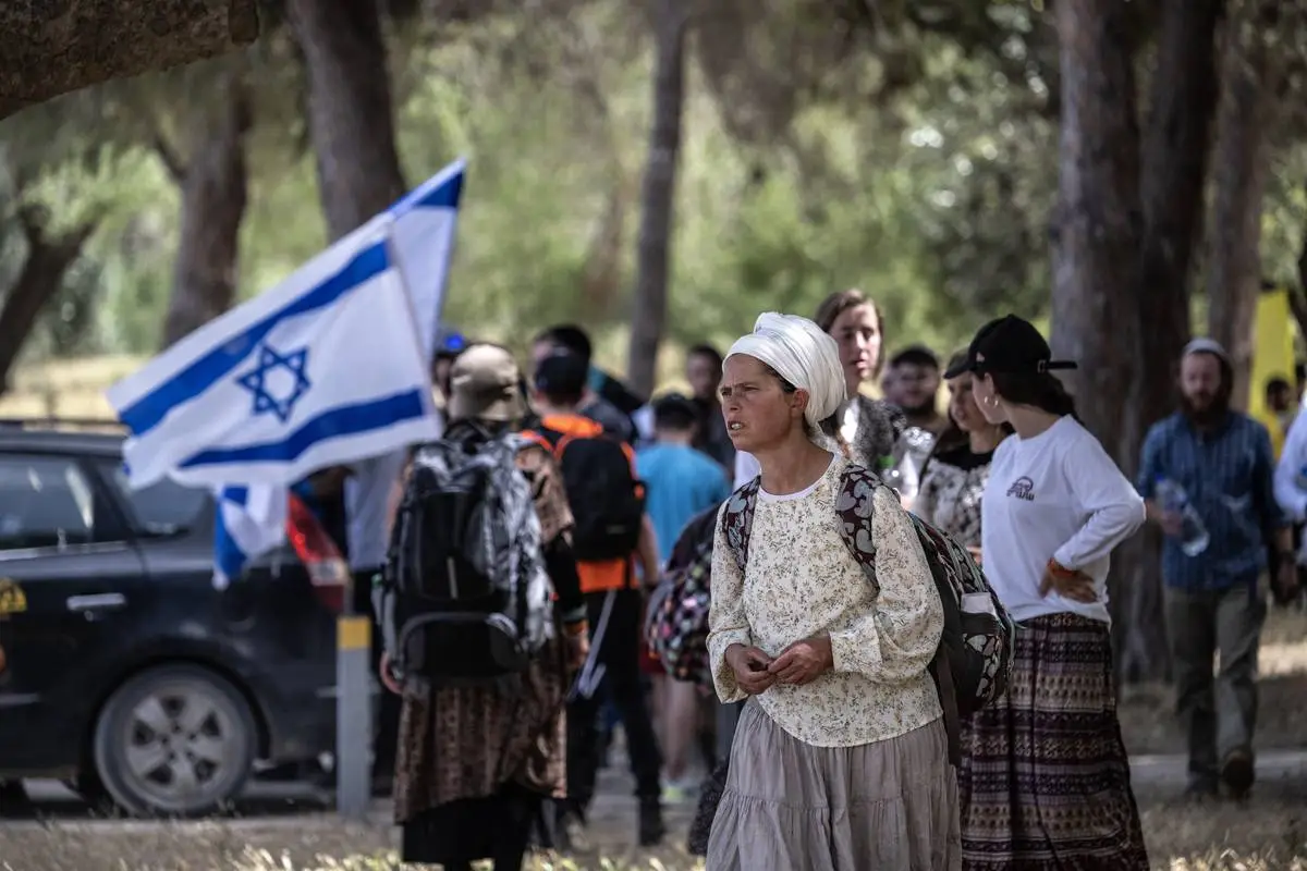 Grupos israelenses de extrema-direita se reúnem para realizar uma marcha em direção à fronteira de Gaza, exigindo a suposta criação de assentamentos judeus ilegais na Faixa de Gaza, onde residem 2,3 milhões de palestinos, em meio aos contínuos ataques israelenses, em 25 de abril de 2024, perto de Yad Mordechai, no sul de Ashkelon, Israel. [Mostafa Alkharouf/ Agência Anadolu].
