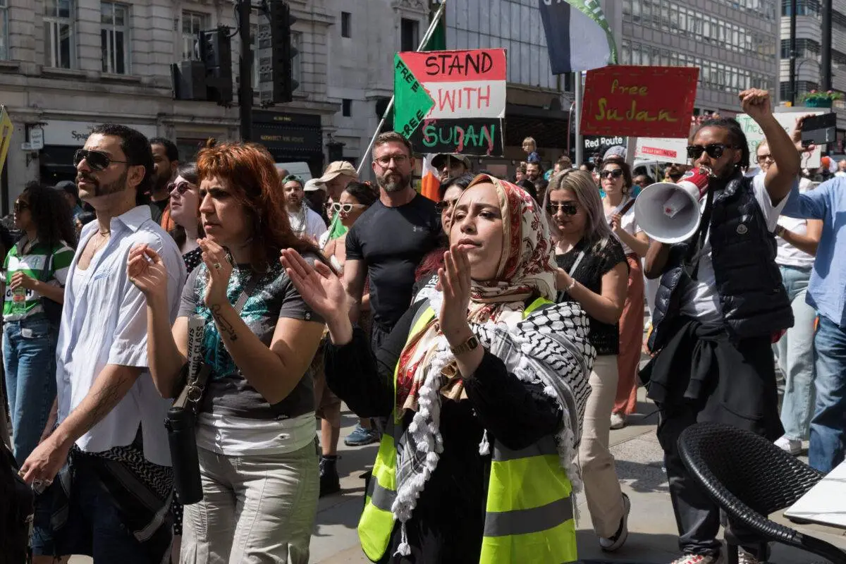 Manifestantes participam de uma marcha de protesto para chamar a atenção para a guerra civil no Sudão entre o exército sudanês e um grupo paramilitar em andamento há mais de um ano. Em Londres, Reino Unido, em 11 de maio de 2024 [Wiktor Szymanowicz/Agência Anadolu]
