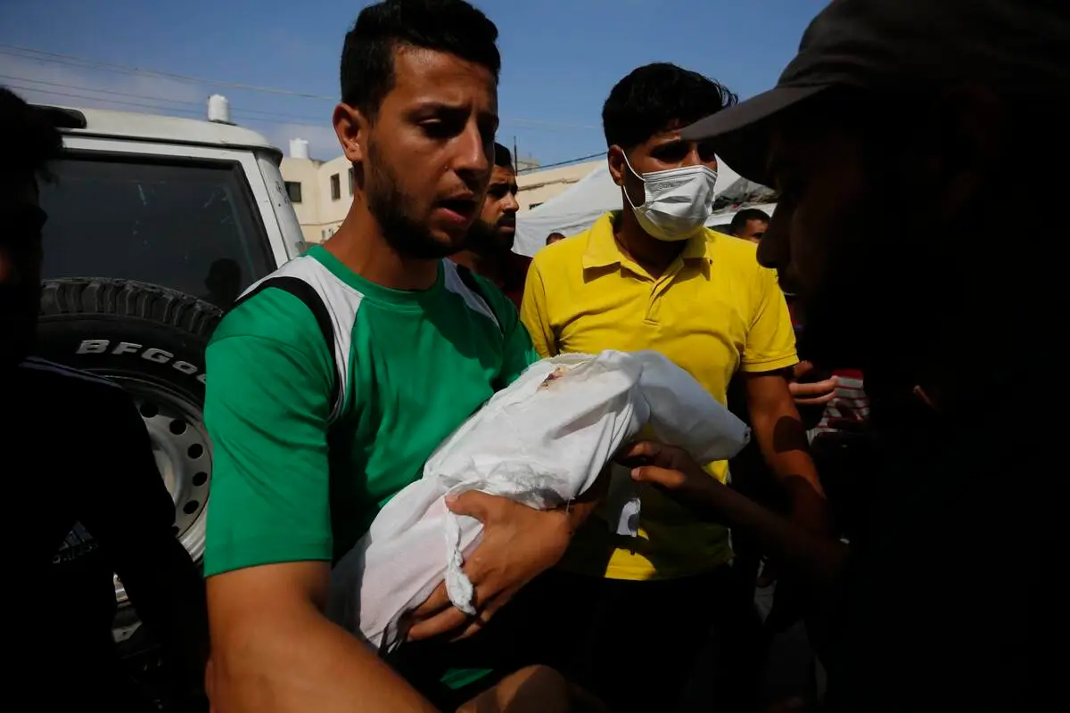 Corpos dos palestinos mortos nos ataques israelenses ao campo de refugiados de Bureij são levados ao Hospital dos Mártires de Al-Aqsa em Deir al-Balah, Gaza, em 3 de junho de 2024 [Ashraf Amra/ Anadolu Agency]
