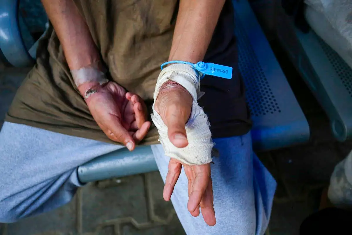 Detentos palestinos são vistos depois de terem sido libertados pelo exército israelense, em Deir Al Balah, Gaza, em 20 de junho de 2024. [Ashraf Amra/Agência Anadolu]
