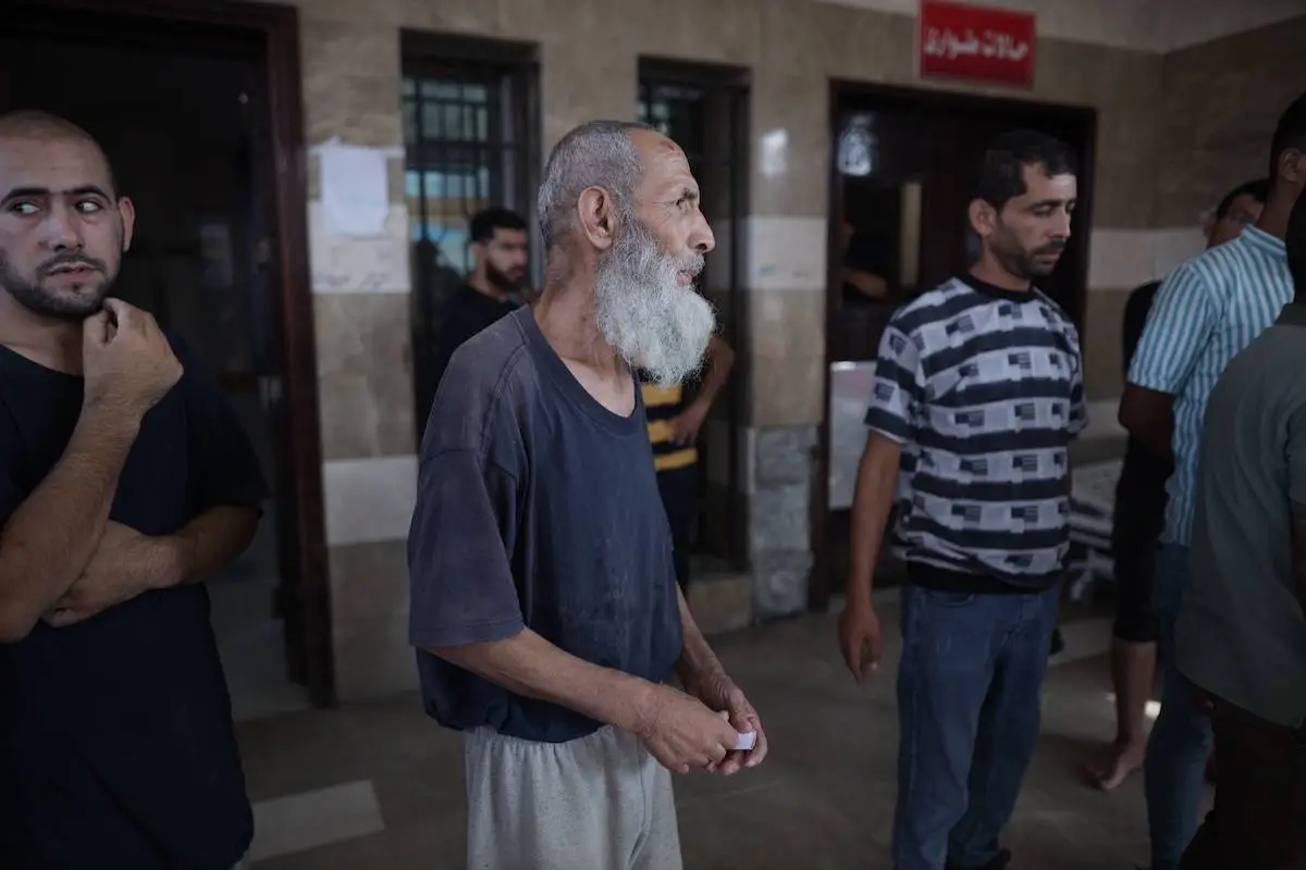 Palestinos libertados das cadeias da ocupação israelense chegam ao Hospital Nasser, em Khan Younis, no centro de Gaza, em 1º de julho de 2024 [Jehad Alshrafi/Agência Anadolu]
