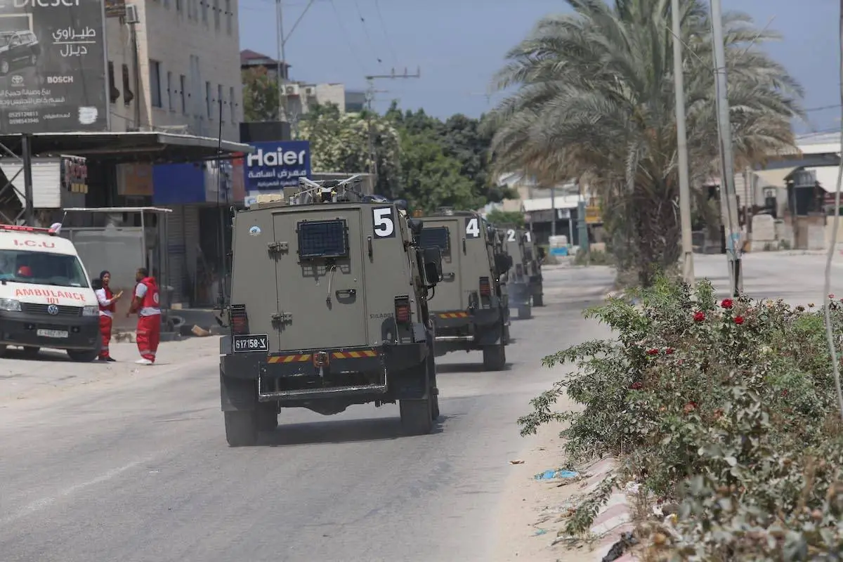 Veículos militares israelenses patrulham as ruas e avenidas da região, em Tulkarem, Cisjordânia, em 1º de julho de 2024. [Nedal Eshtayah - Anadolu Agency]
