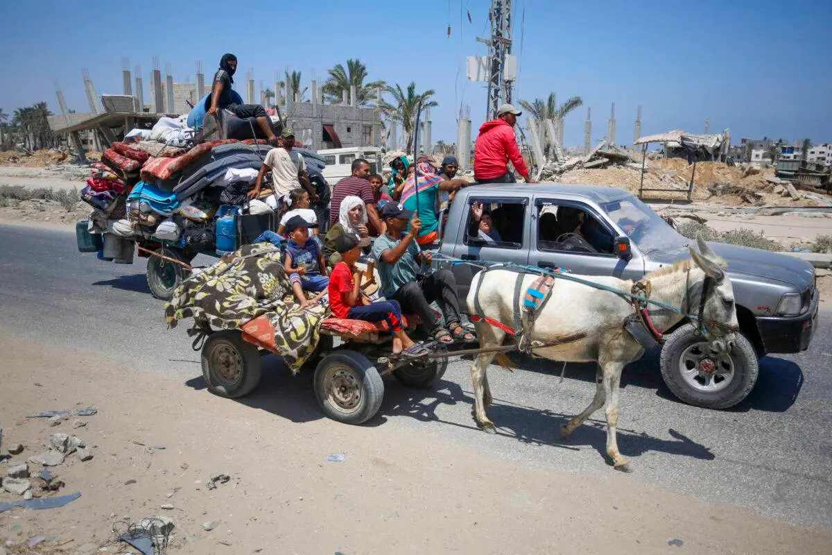 Palestinos começam a fugir com seus pertences que podem levar depois que o exército israelense ordenou que os palestinos que vivem nas áreas orientais saiam imediatamente antes de um possível novo ataque terrestre em Khan Yunis, Gaza, em 2 de julho de 2024 [Ashraf Amra/Agência Anadolu]
