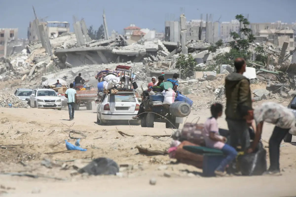 Os palestinos começam a migrar com os pertences que conseguem levar depois que o exército israelense ordenou que os palestinos que vivem nas áreas orientais saiam imediatamente antes de um possível novo ataque terrestre em Khan Yunis, Gaza, em 2 de julho de 2024. [Ashraf Amra/ Agência Anadolu]
