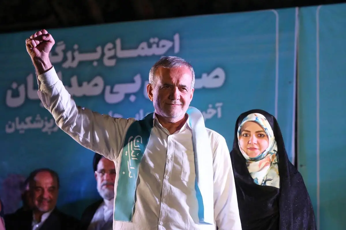 O candidato reformista iraniano Masoud Pezeshkian discursa em seu comício para as 14ª eleições presidenciais em Teerã, Irã, em 3 de julho de 2024. [Fatemeh Bahrami - Anadolu Agency]
