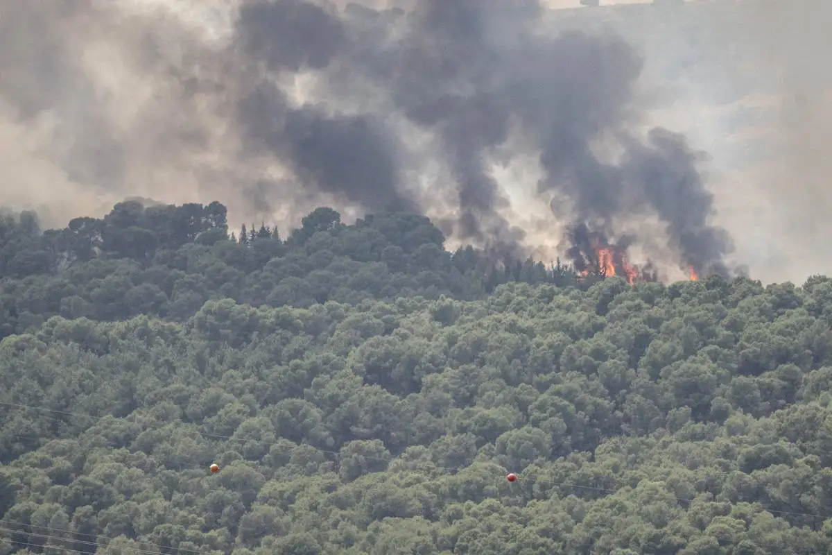A fumaça sobe após os ataques com foguetes do Hezbollah em Kiryat Shmona, Israel, em 4 de julho de 2024. [Mostafa Alkhrouf/ Agência Anadolu]
