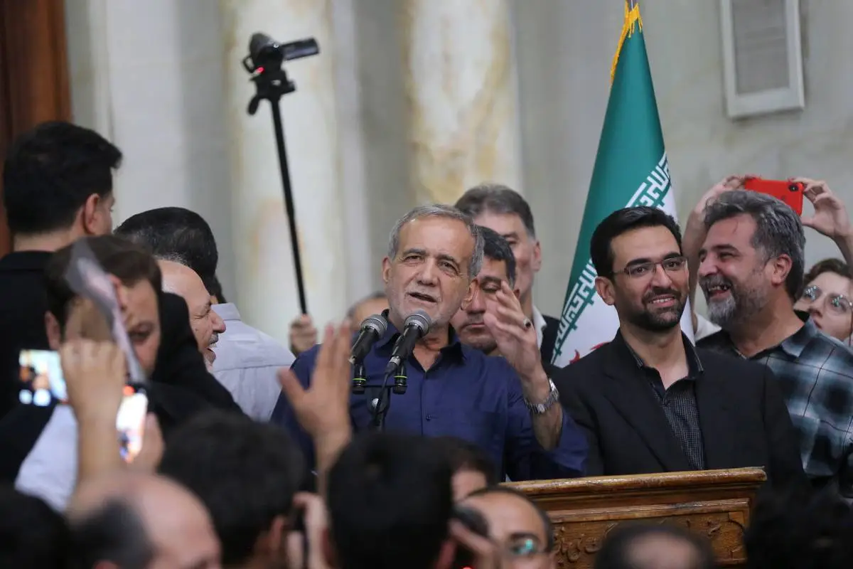 O recém-eleito presidente iraniano Masoud Pezeshkian (C) discursa para os cidadãos após visitar o santuário do fundador da República Islâmica, o aiatolá Ruhollah Khomeini, em Teerã, Irã, em 06 de julho de 2024 [Fatemeh Bahram/Anadolu Agency]
