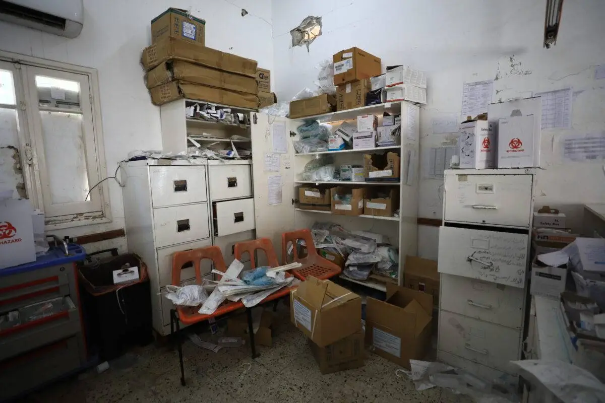 Um quarto do Hospital Batista Al Ahli, que teve de ser evacuado após um aviso israelense, na Cidade de Gaza, Gaza, em 08 de julho de 2024 [Dawoud Abo Alka/Anadolu Agency]
