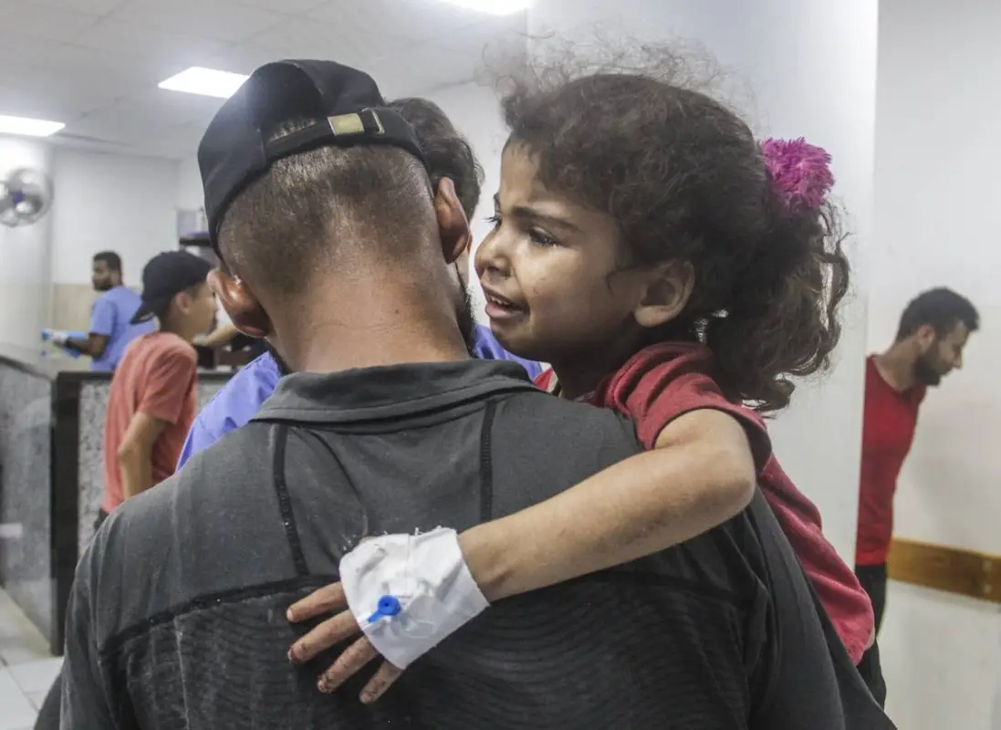 Palestinos feridos, incluindo crianças, são levados ao Hospital Indonésio após ataques israelenses na região de al-Tuffah, na Cidade de Gaza, em 8 de julho de 2024 [Mahmoud Issa/Agência Anadolu]
